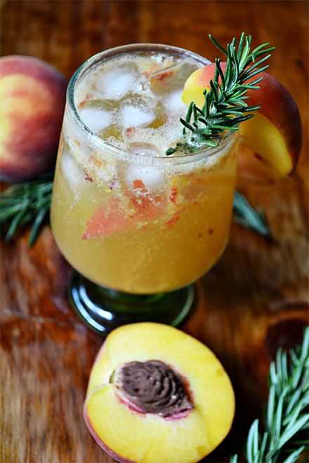 coctel-de-durazno-con-romero.jpeg